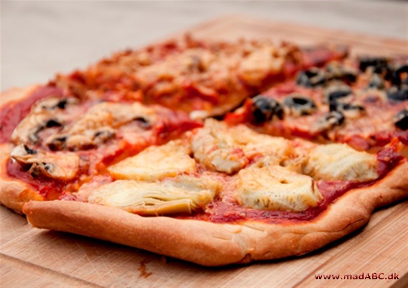 Pizza quattro stagione Pizza quattro stagione hedder også de fire årstider, hvilket skyldes indholdet, der blandt andet består af rejer, artiskokhjerter og oliven. Der er altså lidt for enhver smag på denne pizza.