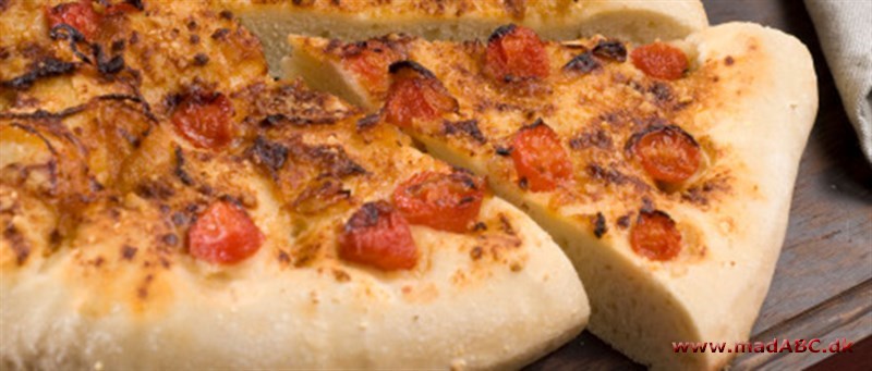 Pizza siciliana Pizza er som regel populært hos hele familien, og denne behøver ikke være en undtagelse. Denne opskrift laves blandt andet med sardeller og oliven. Velbekomme.