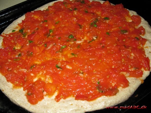 Pizza à la Jamie Oliver Her er en Jamie Oliver inspireret opskrift på en let og lækker pizza med artiskokhjerter, lufttørret skinke og mozzarella. Naturligvis laves hele pizzaen fra bunden med dej og tomatsauce. Let måltid.