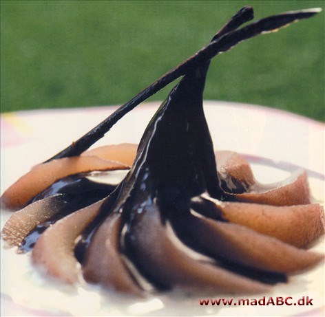 Pocherede pærer med vaniljecreme og chokoladesauce
