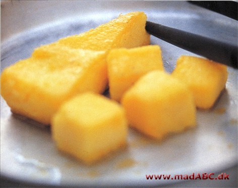 Polenta bagt Polenta er en grød, der stammer fra Italien hvor den serveres til kødretter. I denne opskrift bliver polentagrøden skået i skået i stykker og svitset i smør inden servering.