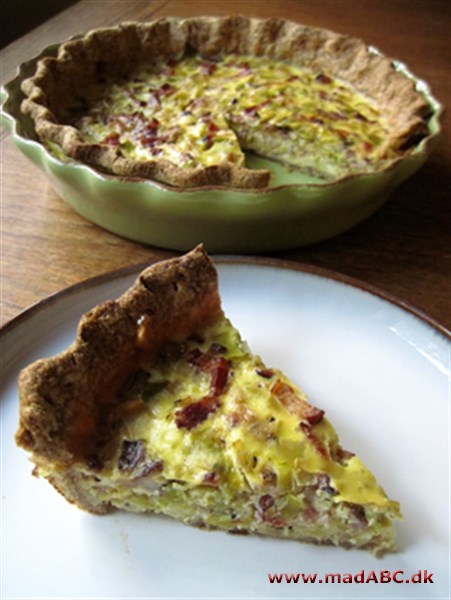 Porretærte med skinke og bacon Skinken giver denne porretærte et lille pift, bacon gør den fantastisk. Tærten er dejlig nem at lave. Tærtebundene kan laves i forvejen og fryses ned. Kan bruges til brunch, frokost, aftensmad osv.