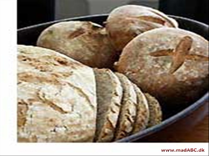 Påskebrød med sennep, timian og nødder Dette er et godt bud på et brød, som kan laves aftenen før du skal bruge det, og som et langt stykke hen ad vejen passer sig selv.