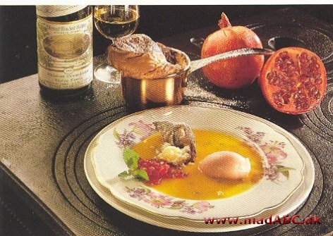 Hvis du vil prøve en anderledes og eksotisk dessert til gæsterne så prøv denne ret med pæremarengs, der serveres med abrikos og passiosfrugt sauce samt hjemmelavet granatæble sorbet.