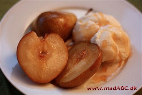 Pærer bagt i hvidvinssauce Lækker dessert med pærer der bages i ovn med hvidvin, sukker og mandelflager. Server retten lun, måske med en kugle vaniljeis eller to.