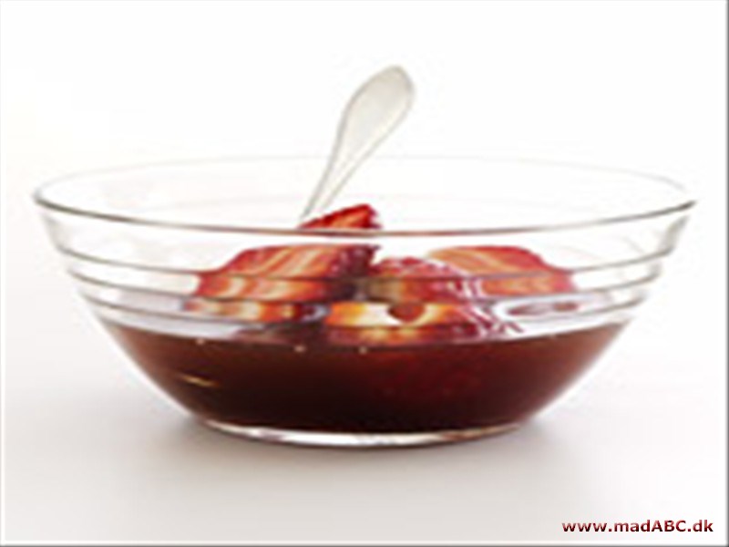 Rabarber-muscovadosuppe med friske bær