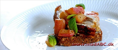 Rabarberchutney med sort peber Rabarberchutney'en her er sommerens svar på alle de eddikesyltede sager, vi så godt kan lide om vinteren. Den er perfekt tilbehør til grillet kød som lam eller kylling -