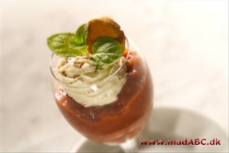 Rabarbergrød med creme fraiche Rabarbergrød med creme fraiche