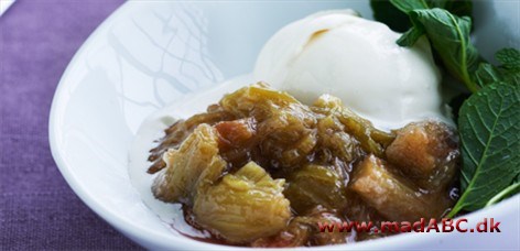 Enkel og superlækker sommerdessert. Server gerne kompotten lidt lun!