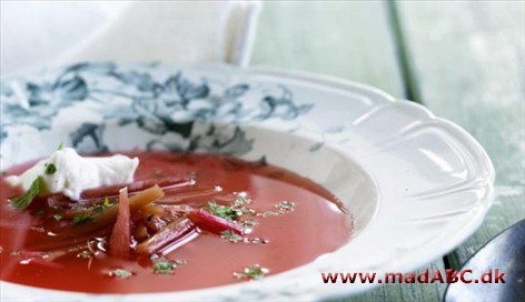 Rabarbersuppe, kold og med mynte Fra foråret og langt ud på sommeren får stribevis af sure og saftige rabarberstilke ødselt selskab af sukker, fløde, smør, mel, mandler, krydderier og æg og bliver ...