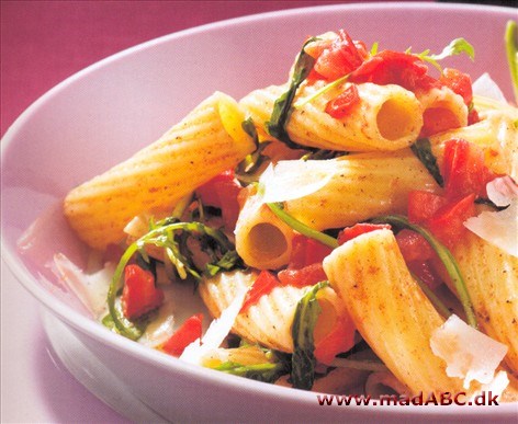 Rigatoni med nøddesmør Nøddebrunt, smeltet smør, som derfor hedder nøddesmør, er et herligt krydderi til vinterretter. Prøv bare her ...