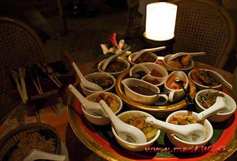 Rijsttafel med Seroendeng