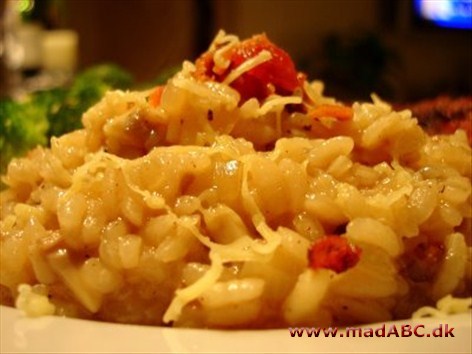 Risotto med bacon Lækker risottoret med bacon og pebberfrugt. Er her ikke tilsat smør og parmasanost og retten er derfor lidt sundere end andre typer risotto. Kan både bruges som hovedret og som tilbehør som hovedret.