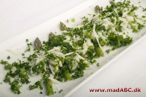 Risotto med grønne asparges og parmesan Servér denne risotto enten som selvstændig ret eller som tilbehør til fisk eller kylling. Risottoen er ganske nem at lave med forholdsvis få ingredienser. Perfekt som let men lækker aftensmad.