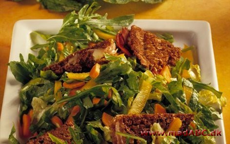 Rugbrødssandwich i salat Rugbrødssandwich i salat