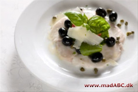 Råmarineret tun med oliven og parmesansalat Råmarineret tun med oliven og parmesansalat