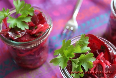 Lækker feftfattig rødebedesalat med blandt andet mangoldsalat, grapefrugt og rødløg. Server som frokostret med noget godt brød til eller som tilbehør til aftensmaden. Velbekomme