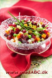 Lækker salat med rødbeder bagt i ovn, samt agurker, bladselleri og skalotteløg og nem marinade. 