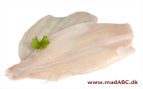 Rødspættefilet svøbt i bacon med friske asparges på bund af majroer Rødspættefilleterne bliver til en slags fiskepakker da de rulles omkring grønne asparges. Baconstykkerne bliver herefter snoet omkring rødspætterne.Serveres gerne med ovnbagte kartofler og grøn salat.