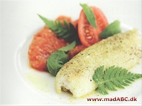 Rødtungen er en mager fisk i familien med rødspætten. Rødtunge kan både koges, dampes og steges. Her er fisken dog bagt i ovnen og serveres med tomatsalsa og marinede tomater.