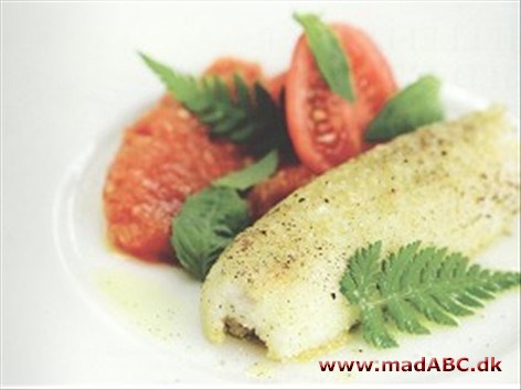 Rødtungen er en mager fisk i familien med rødspætten. Rødtunge kan både koges, dampes og steges. Her er fisken dog bagt i ovnen og serveres med tomatsalsa og marinede tomater.
