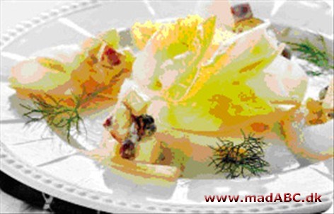 Røget hellefisk med julesalat og æble-nøddesalat Røget hellefisk med julesalat og æble-nøddesalat