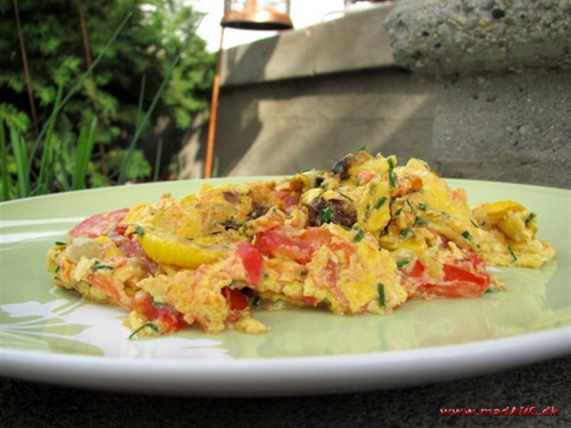Røræg med courgetter Den her ret med røræg og squash er et lækkert måltid i sig selv. Server gerne retten til frokost eller brunch, gerne med et godt brød. Velbekomme.