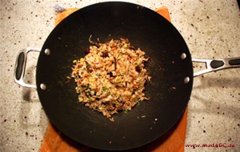 Prøv denne asiatisk inspirerede wok-ret med røræg samt morkler og shiitake svampe. Det er en anderledes med spændende måde at bruge røræg på. Prøv den til frokost med gæsterne. 