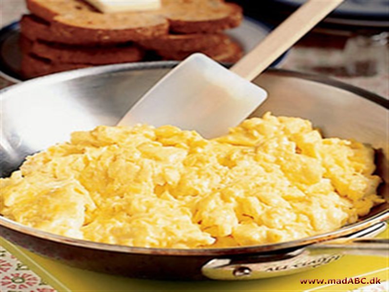Røræg smager dejligt til morgenmad, brunch eller frokost. I denne opskrift får æggene et lille pift ved at tilsætte flødeharvarti. Perfekt til morgenmad på sengen med bacon og ristet brød.  