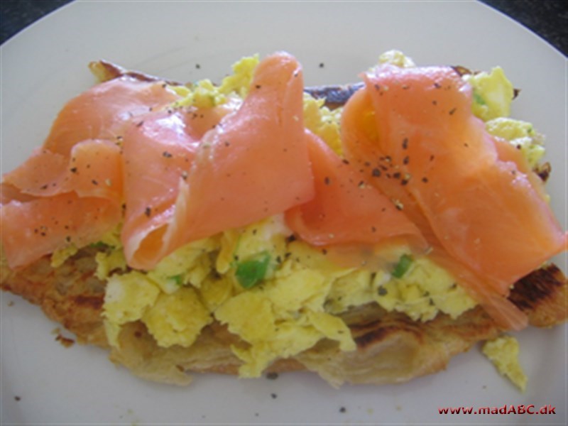 Røræg med røget laks Røræg med røget laks er perfekt som morgenmad, brunch eller frokostret. Det smager godt på alle tider af døgnet. Server gerne retten pyntet med karse, dild eller purløg samt brød til eller i en bagel
