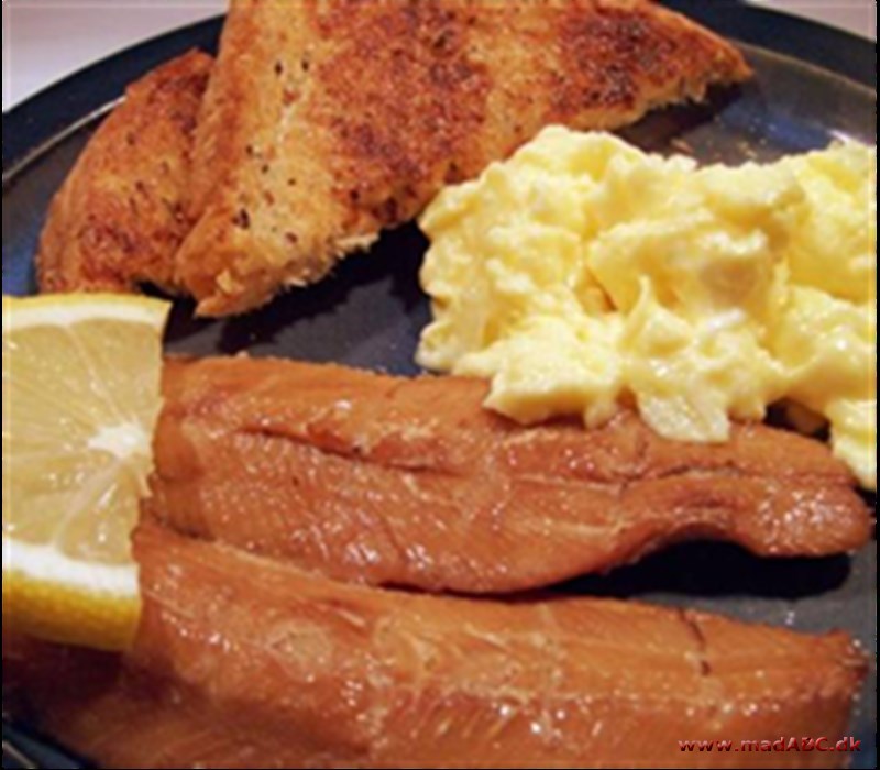 Røræg med røget sild Røræg serveres ofte med laks for eksempel i en bagel, men røræg med røget sild smager faktisk også dejligt til frokost med tomat, radisser eller purløg. Hvis du ikke kan lide sild kan makrel bruges.