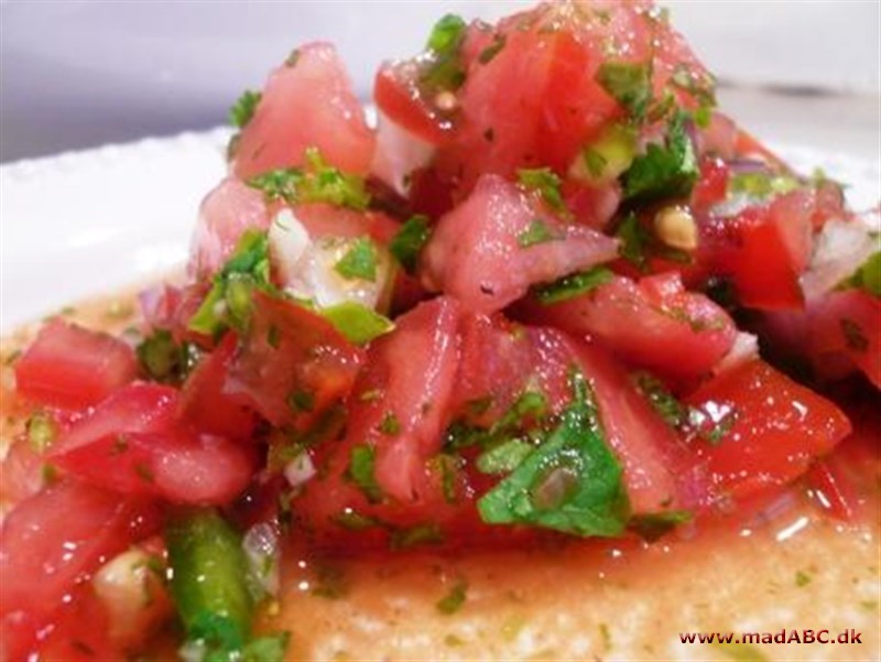 Røræg med tomatsalsa er dejlig nem og hurtig ret til for eksempel morgenmad eller brunch. Salsaen står perfekt til æggene. Prøv at server retten med muffins eller en bagel. Velbekomme. 