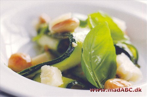 Salat af courgetter og mandler