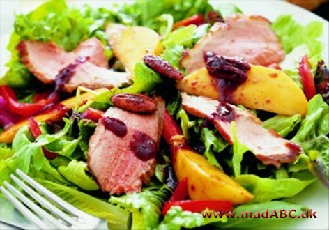 Salat med and, mango og grillet peber