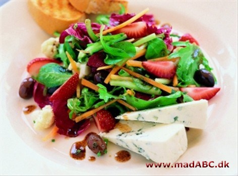 Salat med blå ost og jordbær