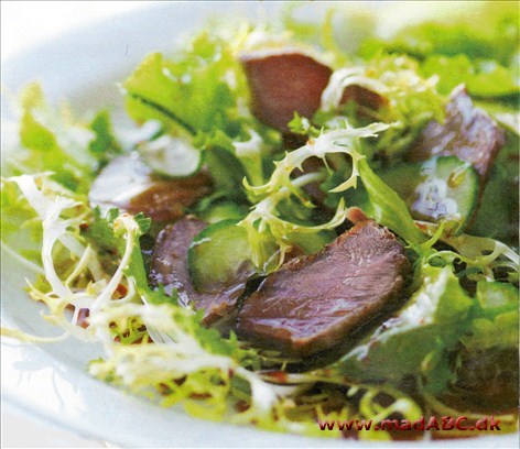 Salat med braiserede svinekæber og vinaigrette Indrømmet! Navnet er knap så charmende, som man kunne ønske. Men kødet er en sand nydelse, så prøv alligevel selvom at prisen er ret pebret. Nogle slagtere kalder det nu for svineklumper.