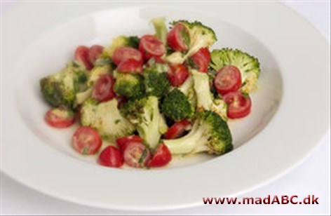 Salat med broccoli og cherrytomater