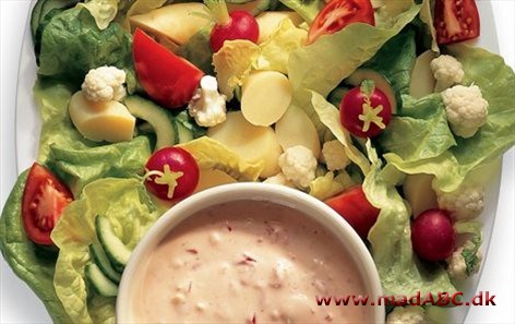 Salat med peberfrugtdressing
