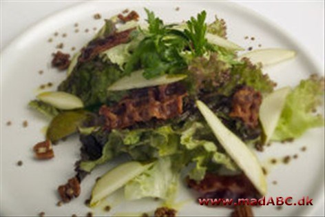 Salat med pære, bacon og valnød Salat med pære, bacon og valnød