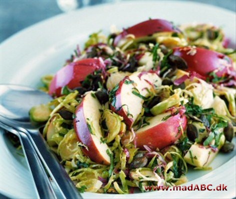 Salat med rosenkål, æbler og græskarkerner Salat med rosenkål, æbler og græskarkerner