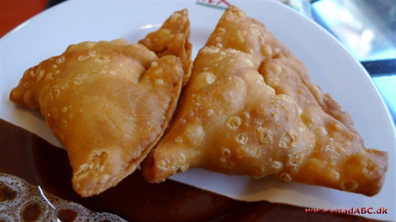 Samosa lavet i en wok Samosas stammer oprindeligt fra Indien, hvor de bruges som snack. Du kan også sagtens servere dem som forret, gerne med koriander-chutney.