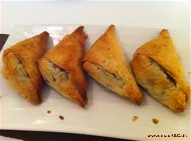 Samosa med spinat Samosa, eller samosas, med spinat, kan bruges som en rigtig nem og hurtig snack eller forret. Samosas stammer oprindeligt fra Indien hvor de oftest, som her, er vegetarisk. Velbekomme.
