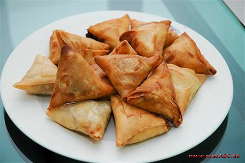 Samosas er snacks, der oprindeligt stammer fra Indien. I denne opskrift laves samosaserne vegetariske men prøv også med for eksempel oksekød. Smager også dejligt i madpakken kolde. 