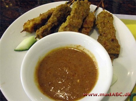 Satay spid Satay er grillede spid med varierende kød. I denne opskrift laves de med både kylling, svin og oksekød. Herefter pensles de med en lækker blanding af hvidløg, ingefær og kokos. Perfekt en sommeraften.
