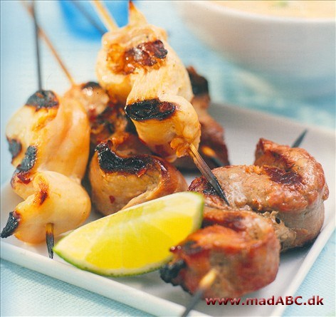Satays med peanutsauce Satay er navnet for grilled kød på pind. Her bruges en blanding af kød i for af kylling, oksefilet og svinemørbrad. Hertil serveres en lækkert hjemmeæavet jordnøddesauce. Lækkert en lun sommeraften.