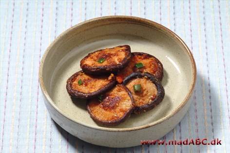 Shii-take Barbecued Japanese Style Shiitake er en spiselig svamp, der oprindelig stammer fra Østasien, hvor der ofte betragtes som en delikatesse. Kan bruges som tilbehør, let hovedret eller forret.