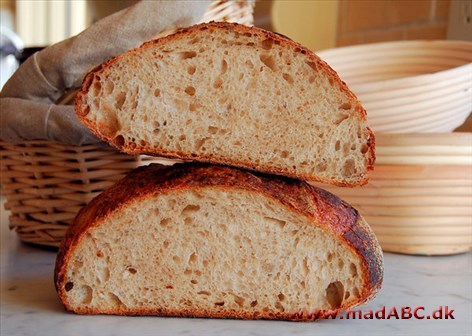 I denne opskrift på sigtebrød bruges der også hvedemel ud over sigtemelet. Brødet er let at lave og smager dejligt, især med en lille smule smør lunt fra ovnen. Velbekomme 