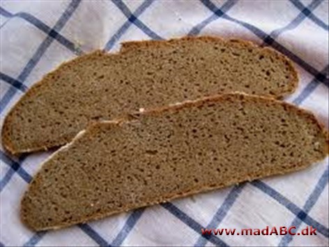 Sigtebrød med rugsigtemel Prøv dette sigtebrød lavet på blandt andet rugsigtemel, flormel og sødmælk til teen eller kaffen en hyggeligt eftermiddag. Brødet kan holde sig friskt i flere dage og kan altså nydes i længere tid.
