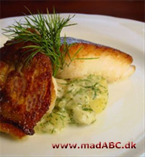 Skindstegt kullerfilet med varm kartoffelsalat med dild Skindstegt kullerfilet med varm kartoffelsalat med dild
