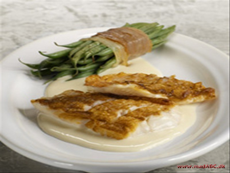 Skindstegt rødfisk og ostesauce Skindstegt rødfisk og ostesauce